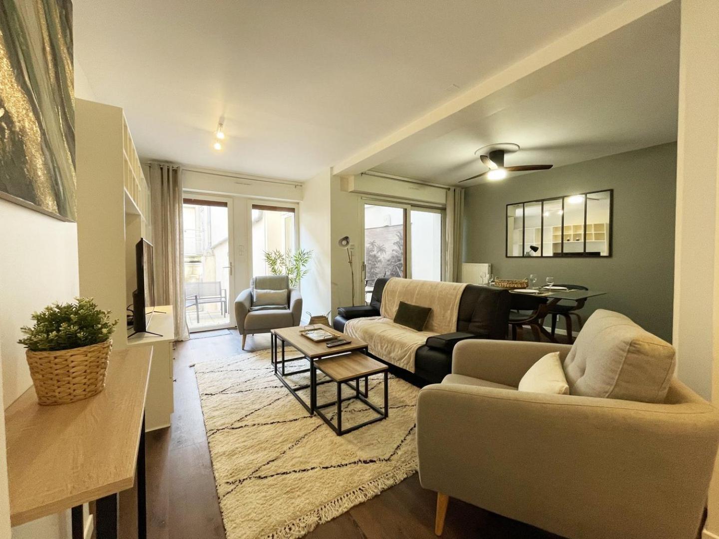 Le Patio De La Reine Berthe - Parking Included Apartment Chartres Bagian luar foto